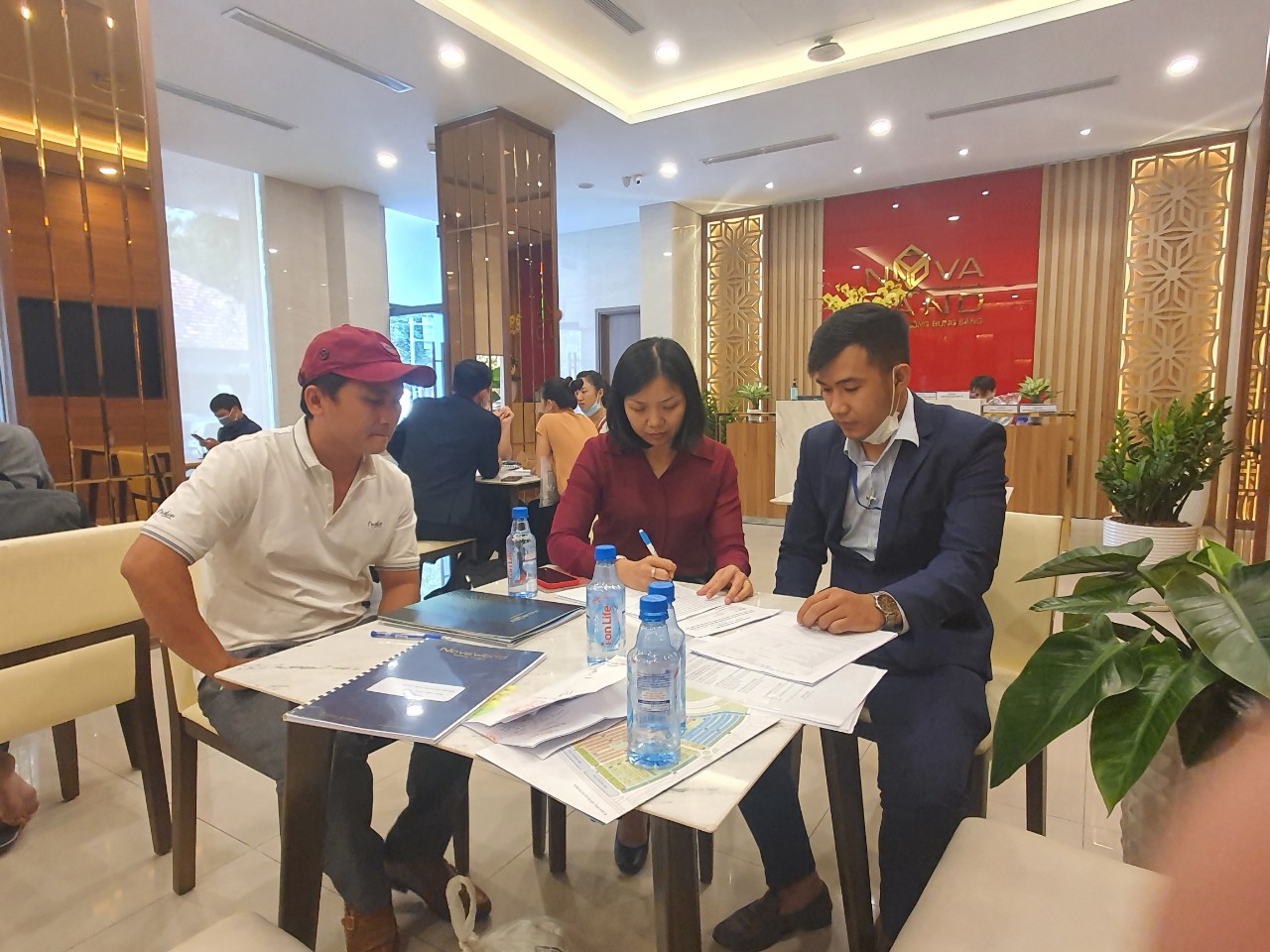hai bên gặp nhau kí cọc khi chuyển nhượng qua văn bản thỏa thuận