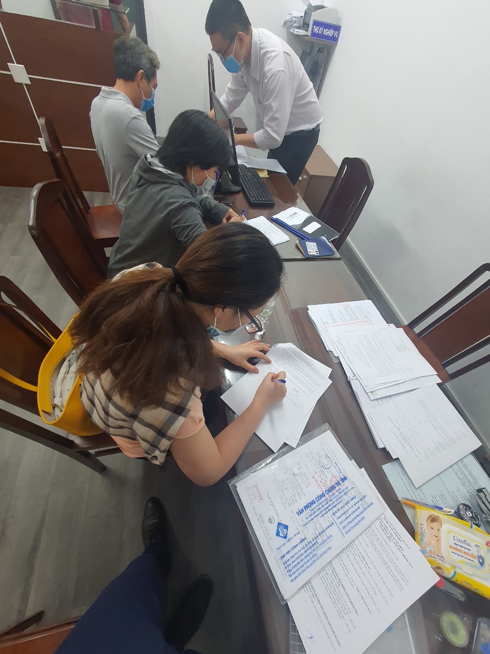 chuyển nhượng qua hợp đồng mua bán novalnd hai bên cùng lên phòng công chứng